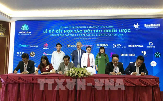 Đại diện Vườn ươm khởi nghiệp Doanh nhân trẻ thực hiện ký kết với các đối tác chiến lược. Ảnh: Mỹ Phương - TTXVN