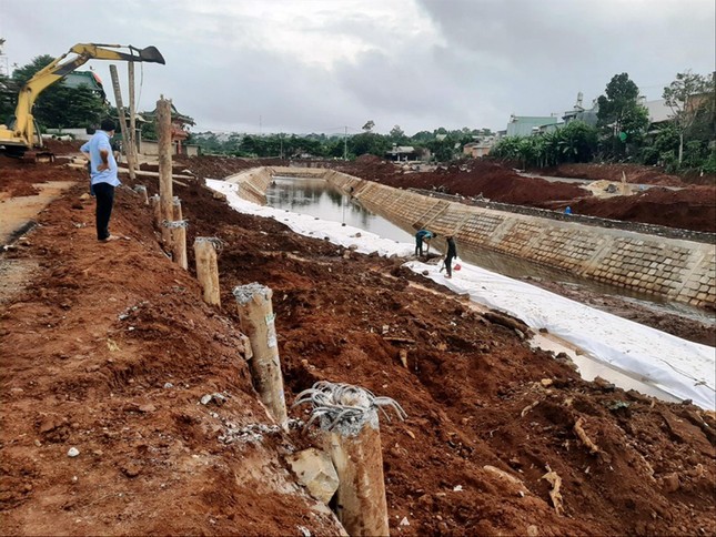 Một dự án kè đê khu vực sông Hồng (Ảnh minh họa)