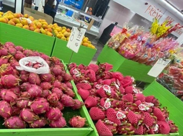 Thanh long Việt Nam (bọc bao đỏ bên phải) được bán giá cao hơn thanh long Australia trong quầy bên trái tại Siêu thị Đại Phát ở Melbourne (Australia).