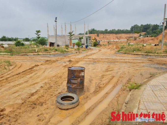 Kí hợp đồng Khu đô thị Sài Gòn Center cho khách hàng vào ở nhưng dự án hạ tầng chưa hoàn thiện, nhếch nhác không khác gì bãi đất trống.