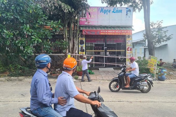 Căn nhà nơi sáu người trong một gia đình ở Bình Dương tử vong do ngộ độc khí CO đang bị phong tỏa. Ảnh: LÊ ÁNH