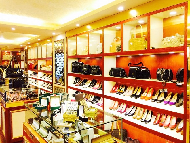 Shop hàng hiệu Linh Anh’s Authentic được ví như một “bảo tàng nghệ thuật” thu nhỏ. Nơi đây, hiện có hơn 4.000 mặt hàng thời trang