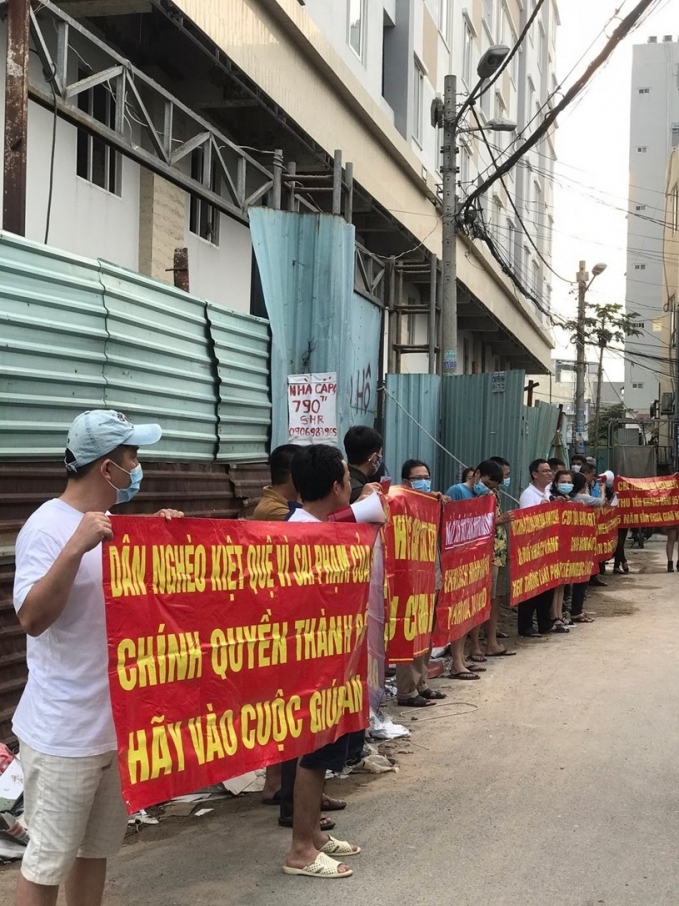 Khách hàng cho rằng chủ đầu tư lật lọng muốn lấy lại nhà bán với giá cao hơn.Ảnh:Đình Sơn
