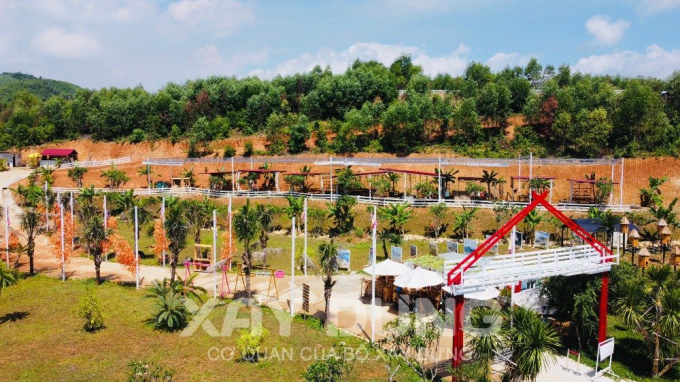 Mặc dù, hạn cuối tháo dỡ “luộc sổ” gần 2 tháng nhưng điểm dừng chân Eco Zon Nha Trang – Đà Lạt vẫn “hiên ngang” tồn tại.