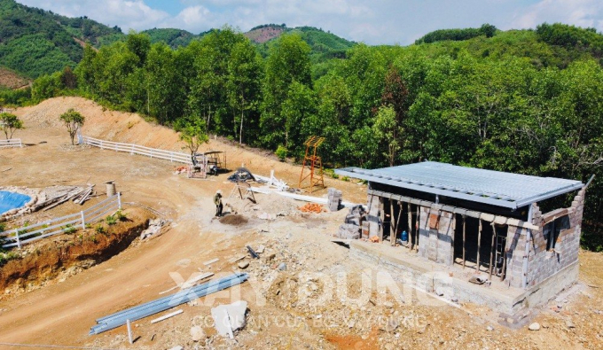 Phía trên đỉnh đồi, chủ điểm dừng chân Eco Zone vẫn cho hoàn thiện các công trình kiên cố, coi thường chính quyền, pháp luật.