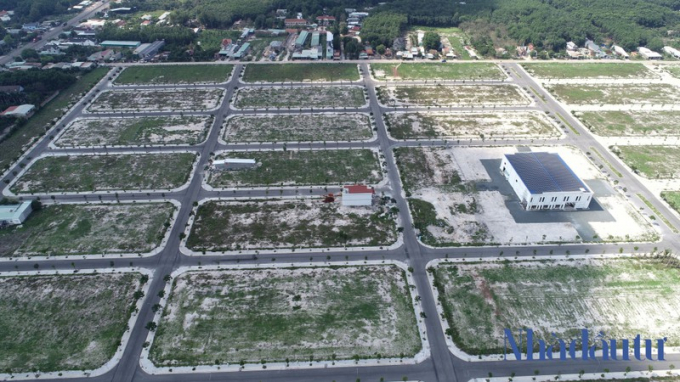 Sau 2 năm mở bán, dự án vẫn chỉ có công trình trung tâm thương mại cùng hạ tầng nội khu. Ảnh: Lý Tuấn
