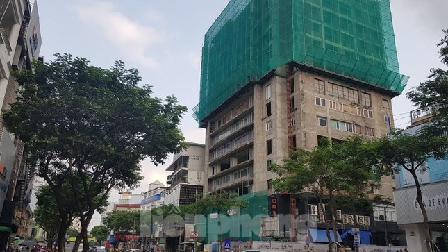 Công trình Khu dịch vụ, văn phòng và nhà ở kinh doanh số 131 Thái Hà (quận Đống Đa) do Công ty TNHH Kinh doanh tổng hợp Huy Hùng làm chủ đầu tư được xây dựng hơn chục năm nay nhưng đến nay vẫn không được hoàn thiện để đưa vào sử dụng.