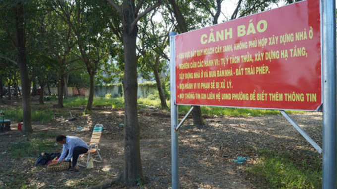 Một khu đất thuộc đường dự phóng và công viên cây xanh ở quận Bình Tân bị phân lô trái phép.