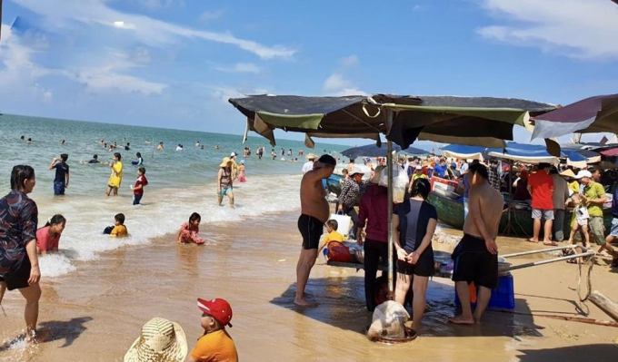 Bãi tắm của người dân không còn thông thoáng do hàng quán lấn ra bãi tắm