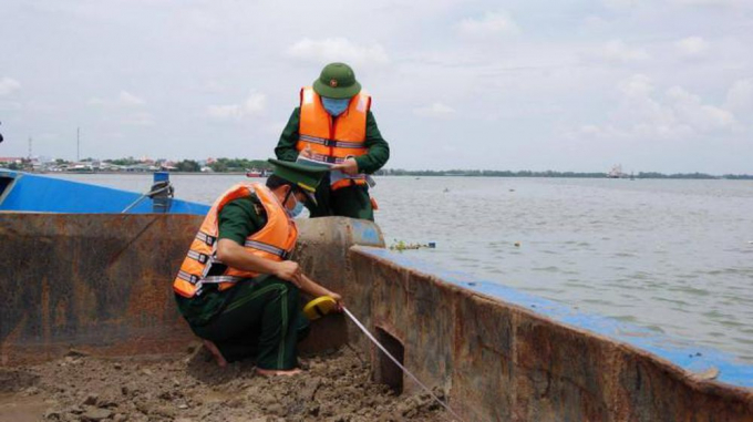 Lực lượng chức năng kiểm tra sà lan.