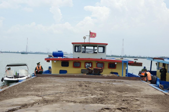 Lực lượng biên phòng lập biên bản sà làn nghi chở cát lậu. Ảnh: Đức Thắng.