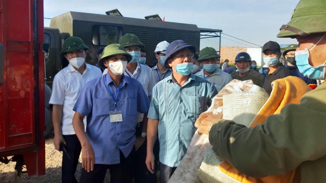 Lãnh đạo UBND TP Hải Phòng vận động người dân tự giác di dời tài sản để lực lượng chức năng thực hiện nhiệm vụ.