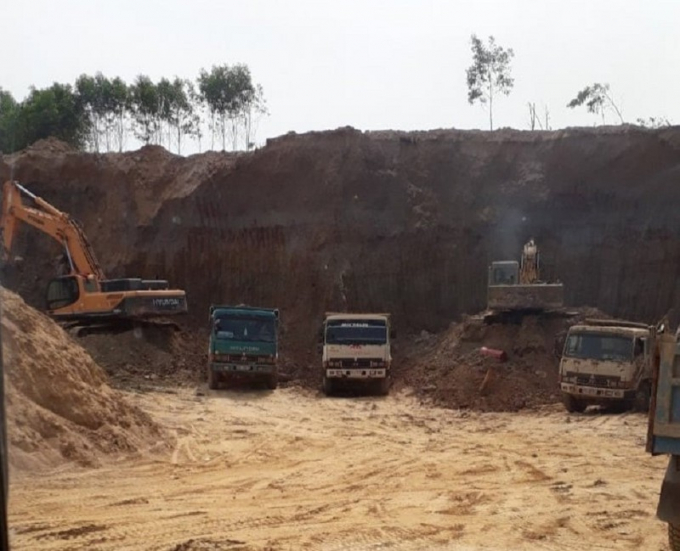 Đất đào sâu đến cả chục mét mang đi bán. Ảnh: VH.
