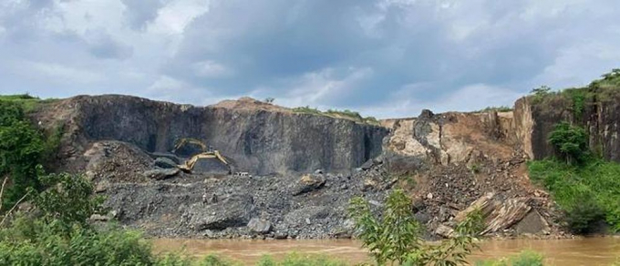Nạn khai thác đá đã khiến một phần của dòng chảy sông Sêrêpốk bị vùi lấp.