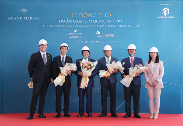 Bà Hương Liên (ngoài cùng bên phải) trong lễ động thổ dự án Grand Marina Saigon