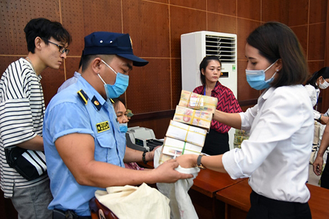 Người dân có đất bị thu hồi trong vùng Dự án sân bay Long Thành nhận tiền đền bù, hỗ trợ.