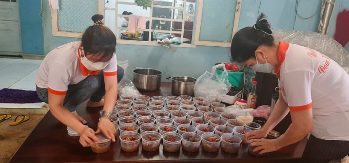 Chi hội Nữ doanh nhân huyện biên giới Bù Đốp chuẩn bị các suất cơm “0 đồng” để trao niềm yêu thương đến các chốt phòng chống dịch trên địa bàn huyện