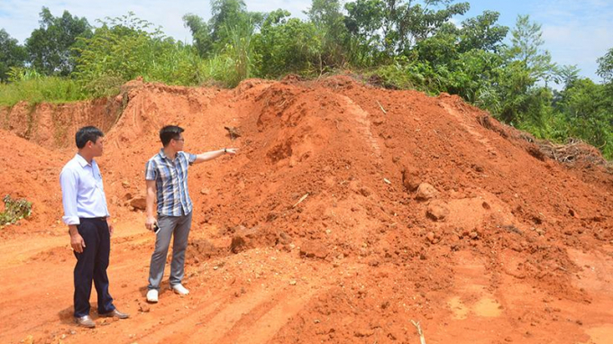 Đắt mặt tại mỏ đất sét Tràng Đà được khai thác và vận chuyển đi san lấp mặt bằng khu phát triển nhà ở đô thị Tuyên Quang (phường Tân Hà, TP Tuyên Quang). Ảnh PLVN