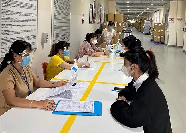 Người lao động Công ty TNHH Delta Galil Việt Nam thực hiện khai báo y tế vào đầu ca làm việc