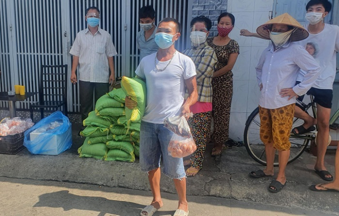 Công nhân nhà trọ ở P.Tân Phong, TP.Biên Hòa nhận gạo hỗ trợ của các doanh nghiệp
