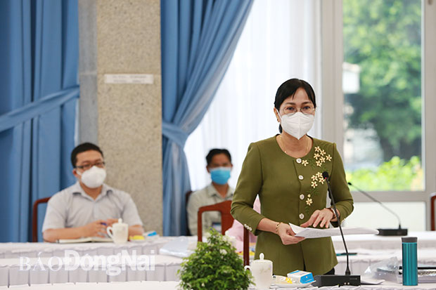 Phó chủ tịch UBND tỉnh Nguyễn Thị Hoàng báo cáo dự thảo kế hoạch của UBND tỉnh về triển khai các hoạt động kinh tế- xã hội đảm bảo phòng, chống dịch Covid-19 trong tình hình mới sau khi tiếp thu ý kiến đóng góp của các địa phương. Ảnh: Huy Anh