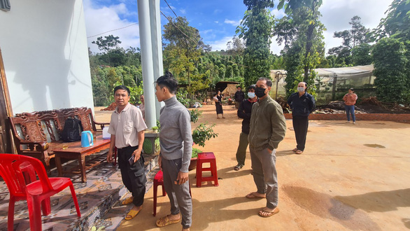 Ông Túy (ngoài cùng bên trái) kể lại sự việc - Ảnh: T.A.