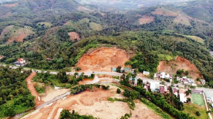 Hiện trạng dự án Khu du lịch tâm linh Đại Tùng Lâm Hoa Sen khai thác đất đá từ ngọn đồi xanh ven Quốc lộ 20. Ảnh Báo điện tử Tuổi trẻ Thủ đô.