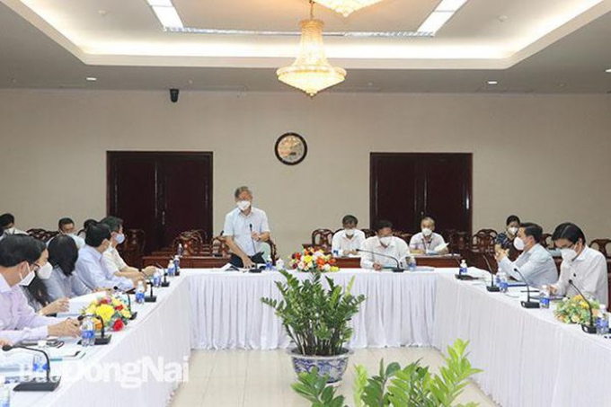 Chủ tịch UBND tỉnh Cao Tiến Dũng chỉ đạo tại cuộc họp.