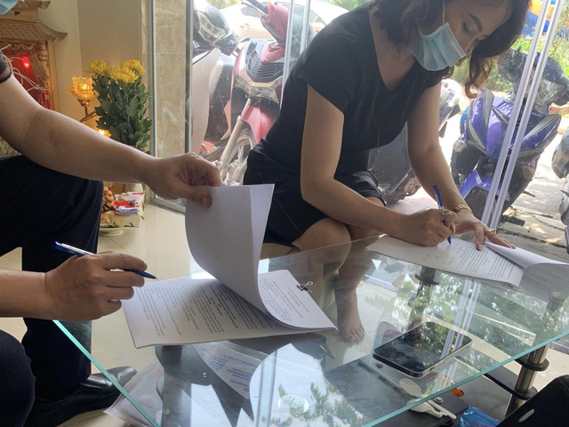 Sau giãn cách, môi giới tất bật đi ký hợp đồng, làm thủ tục sang tên cho khách. (Ảnh NVCC)