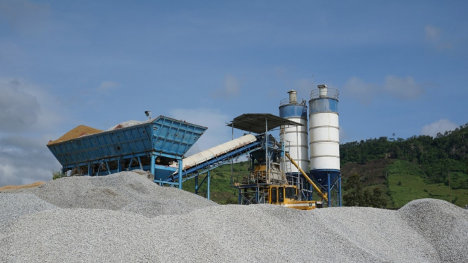 Đầu tháng 10/2021, hàng trăm mét khối đá, bồn trộn và nhiều máy móc, xe vận chuyển vẫn được tập kết tại chỗ