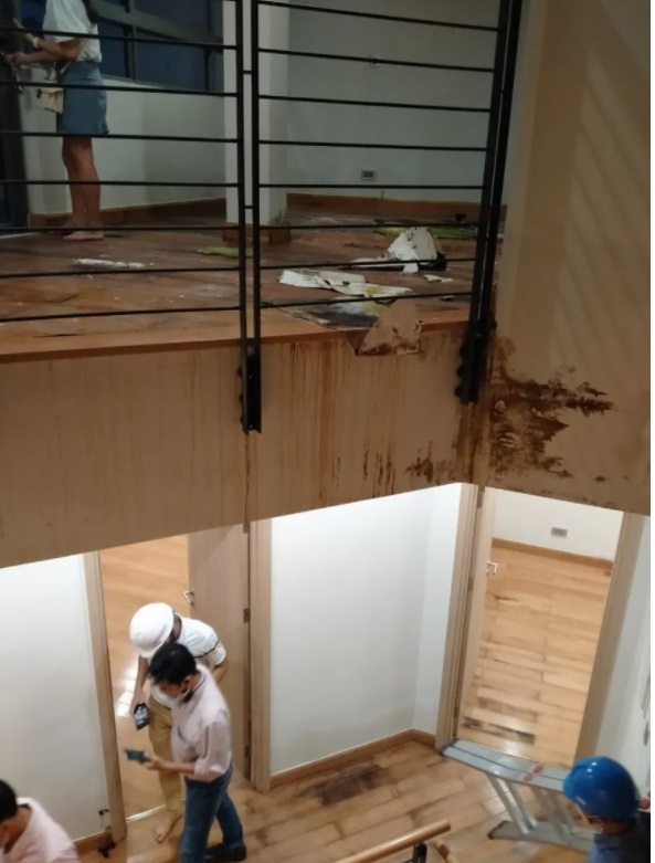 Nhiều vị trí gỗ dán, chân tường đã bị bung