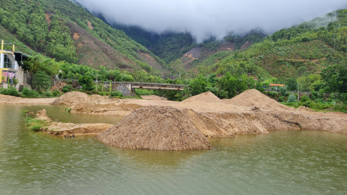 Khu vực hồ chứa nước Khe Bò (xã Đại Hồng, huyện Đại Lộc) được nạo vét để san lấp mặt bằng cho xã Đại Hồng thời điểm đầu tháng 7/2021, nhưng lại bị chở ra Thừa Thiên - Huế.