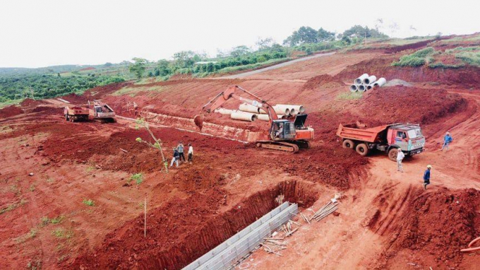 Dùng phương tiện cơ giới san gạt các ngọn đồi