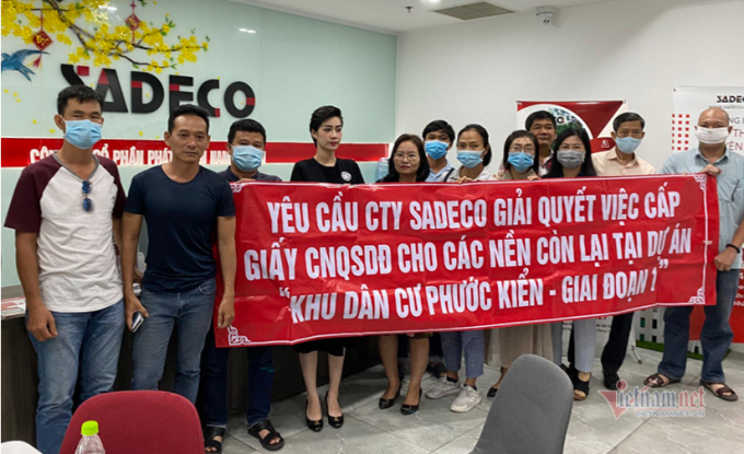 Nhiều khách hàng bức xúc căng băng rôn tại trụ sở Công ty SADECO.