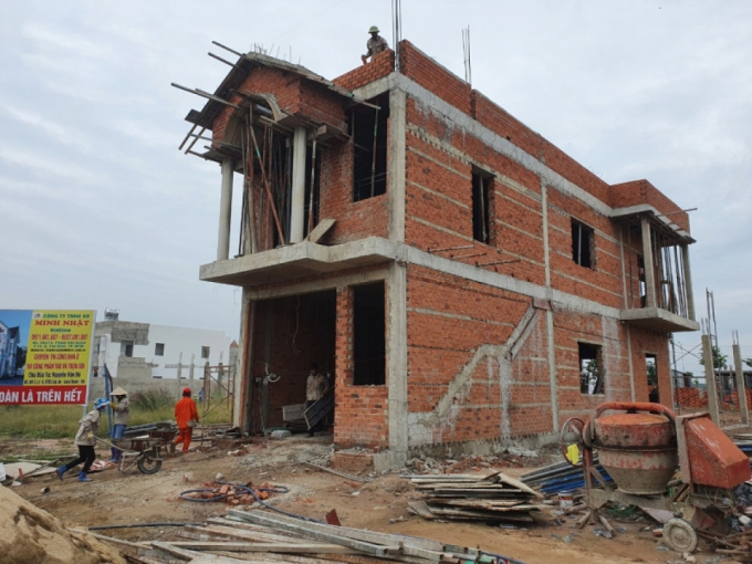 Ngôi nhà hai tầng của ông Nguyễn Minh Dũng đang dần thành hình (Ảnh: Duy Phương).