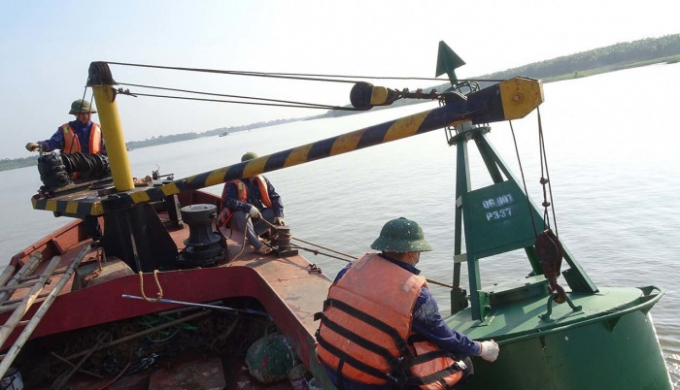 Bảo trì thường xuyên phao báo hiệu trên tuyến đường thủy quốc gia khu vực phía Bắc