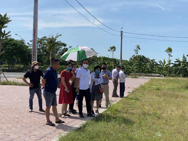 Phiên đấu giá đất tại Mê Linh, Hà Nội hồi tháng 6/2021.