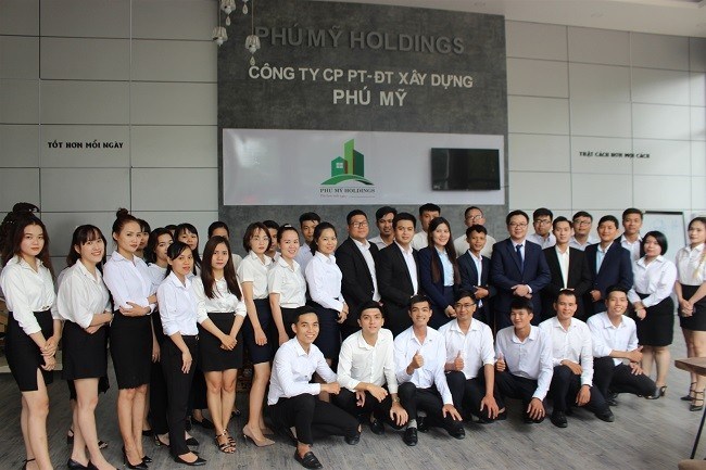 Trả lời báo chí, ông Đặng Phi Long – CEO Phú Mỹ Holdings khẳng định: “Đến thời điểm này công ty chưa nhận được bất cứ văn bản xử phạt nào của chính quyền liên quan đến việc quảng cáo rao bán dự án. Cơ quan quản lý nhà nước có mời đại diện công ty lên làm việc nhưng công ty không hề sai.