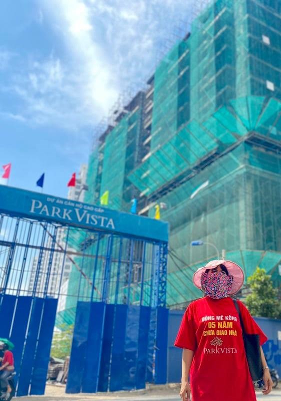 Người mua mòn mỏi đi đòi nhà.