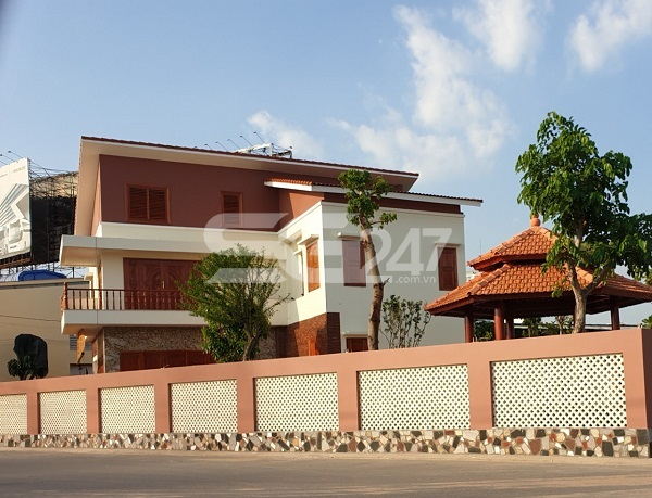 Căn biệt thự thiết kế 1 tầng trệt, 1 tầng lầu, gác tam giác tại thửa 259 (diện tích 756,2m2), tờ bản đồ số 22 đất trồng cây hàng năm khác thuộc quy hoạch đất cây xanh cách ly, do bà Trần Thị Tuyết Trinh (có địa chỉ tại: 242/3 Tôn Đản, Phường 8, Quận 4, TP.HCM) đứng tên chủ sử dụng.