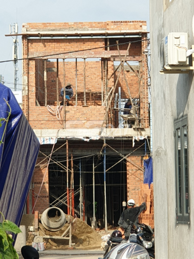 Tờ 25 thửa 26, căn nhà 1 trệt, 1 lầu đang được xây dựng trên đất nuôi trồng thủy sản
