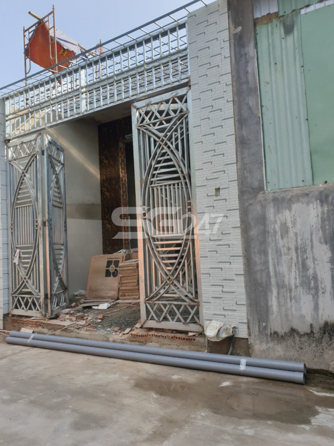 Tờ 67 thửa 12, toàn cảnh căn nhà cấp 4 đang xây dựng trên đất nông nghiệp thuộc quy hoạch đất phát triển hạ tầng vòng xoay cổng 11