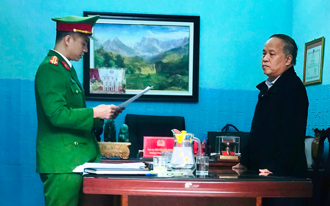 Công an đọc quyết định khởi tố ông Lưu Vũ Lâm.
