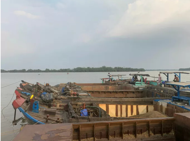 Nhiều phương tiện vận chuyển, khai thác cát trái phép bị bắt giữ