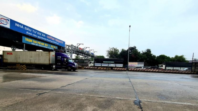 Phía Đông của trạm QL1A bị giải phân cách cứng chắn hơn 500 mét