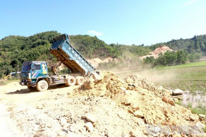 Đất được khai thác trái phép, đổ san lấp đất ruộng để tạo mặt bằng. Ảnh: Ngọc Hùng