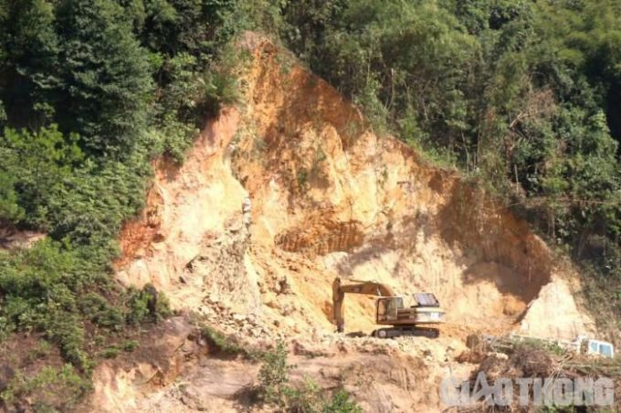 Hoạt động khai thác đất trái phép diễn ra công khai. Ảnh: Ngọc Hùng