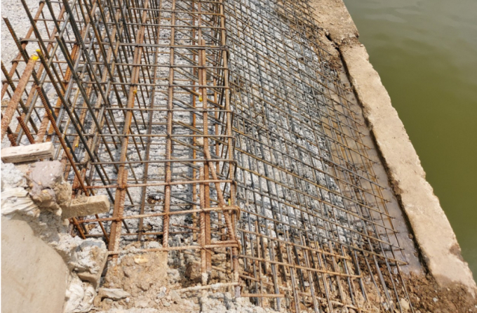 Giá sắt thép tăng đột biến khiến cho các nhà thầu lao đao.