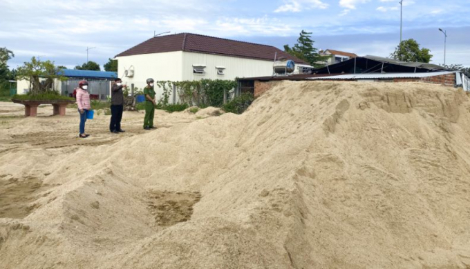 Lãnh đạo UBND phường Trương Quang Trọng kiểm tra các điểm tập kết cát trái phép.