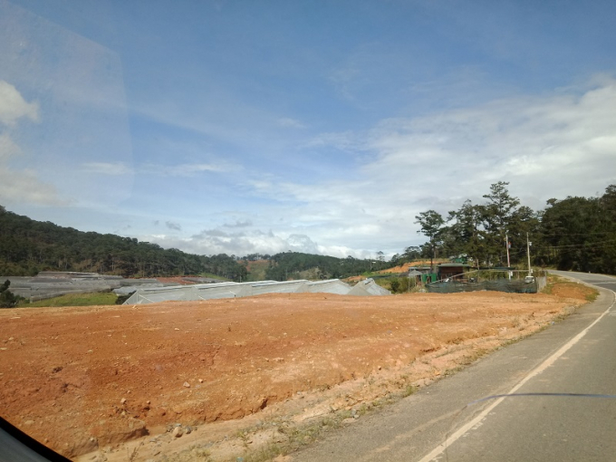 Hoạt động san gạt đất đai, tạo mặt bằng làm kinh tế ở tỉnh Lâm Đồng. Ảnh: P.V